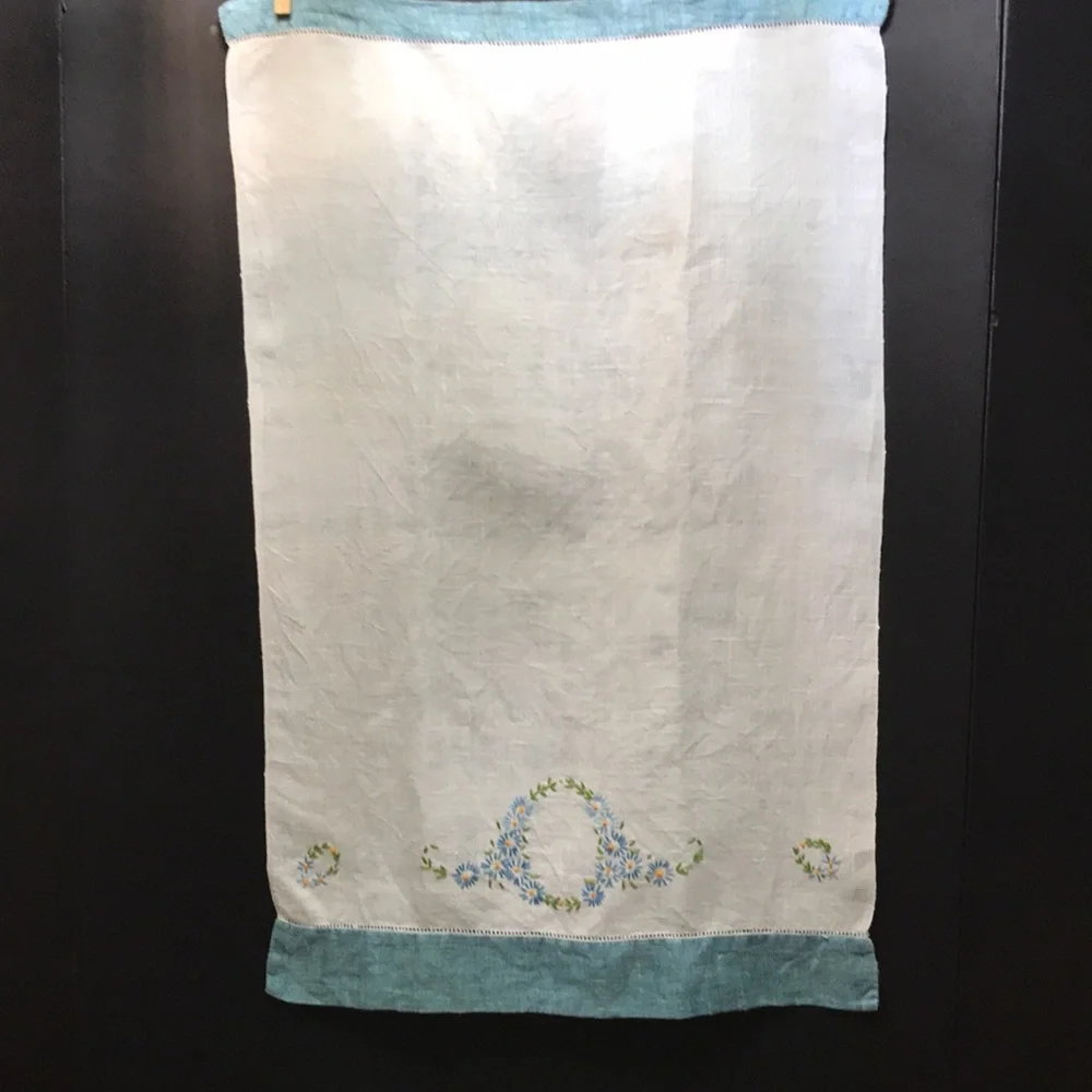 Linen Hand Towels vintage Embroidered Pair